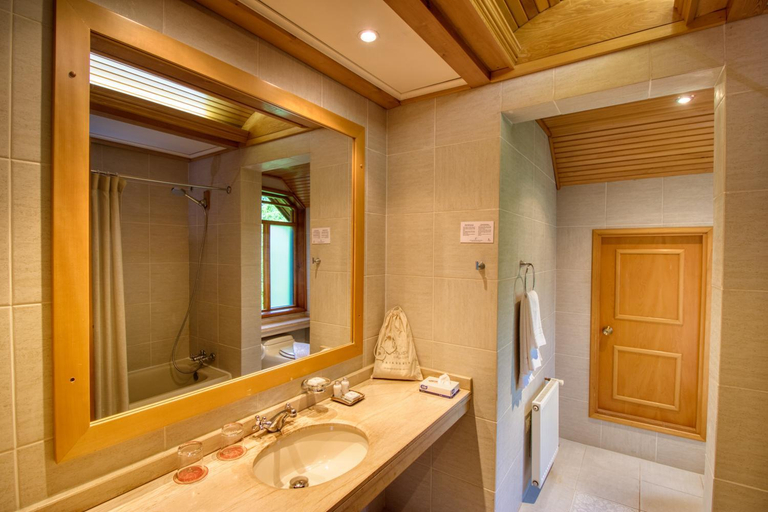 Bathroom 4, Puyuhuapi Lodge & Spa, Aisén
