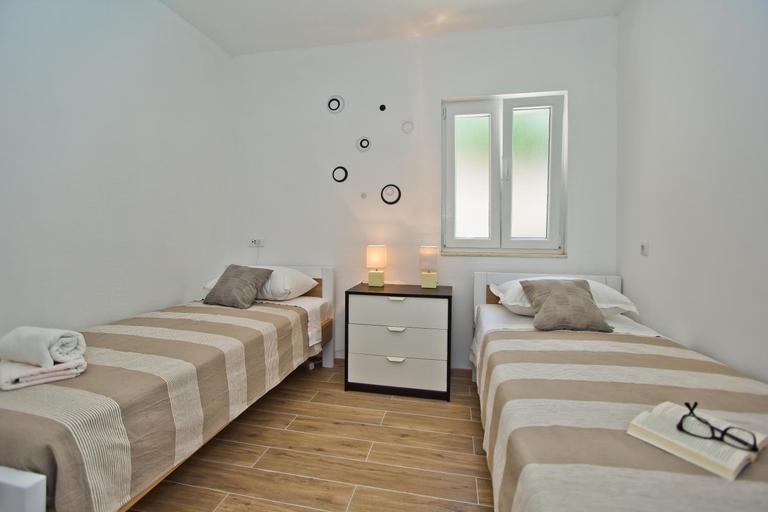 Others 5, Sweet Dreams, Hvar