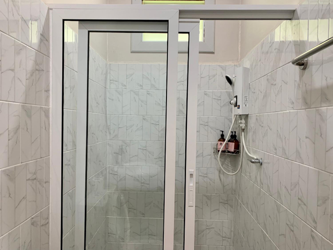 Bathroom 3, Funwan Hotel, Li