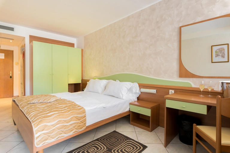 Bedroom 3, Hotel Narcis - Maslinica Hotels and Resorts, Labin