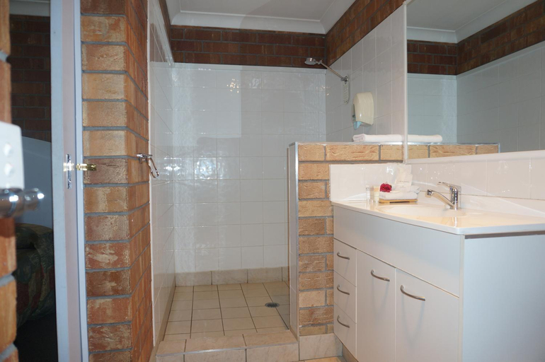 Bathroom 3, Miles Outback Motel, Murilla