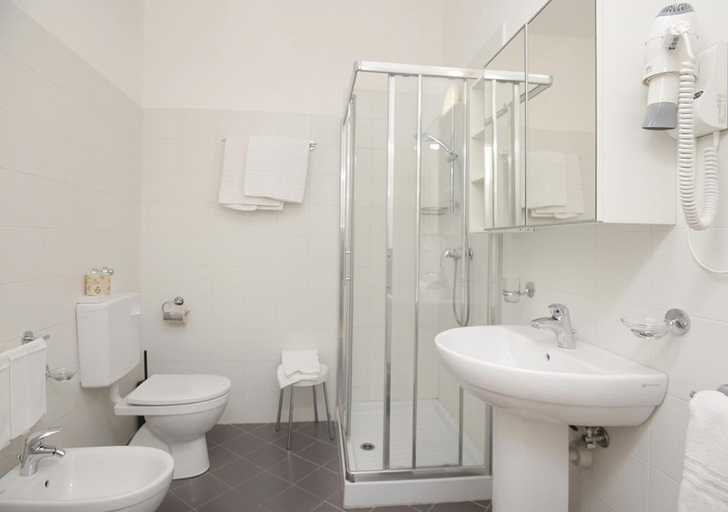 Bathroom 4, Grand Hotel Mediterranee, Genova