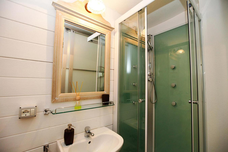 Bathroom 2, La Villetta, Cagliari