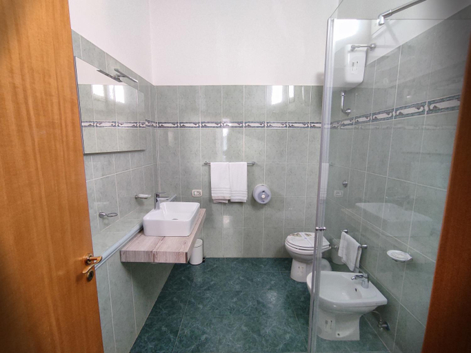 Bathroom 4, B&B Darsena, Napoli