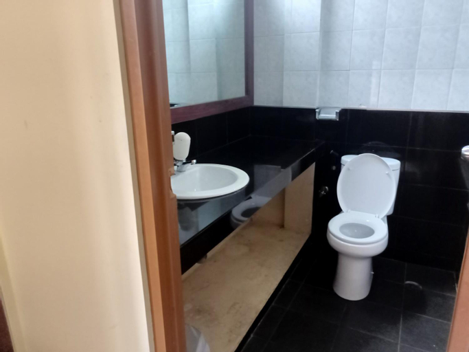 Bathroom 13