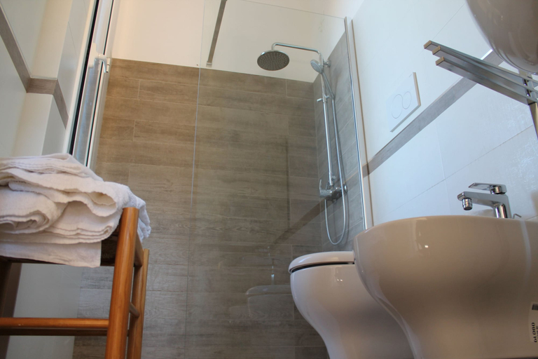 Bathroom 3, Residence Altair, Lecce