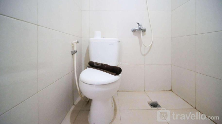Bathroom 5, Studio at Orchard Supermall Mansion By Travelio, Surabaya