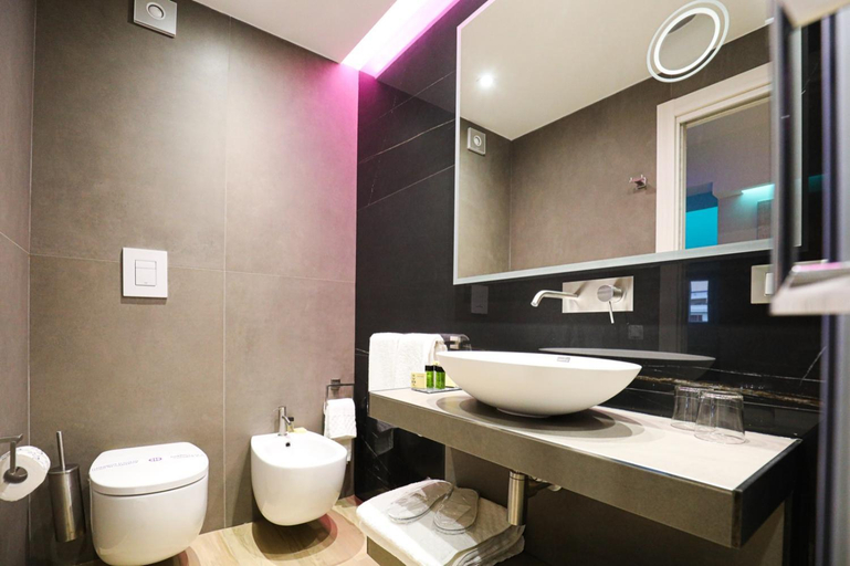 Bathroom 2, Municipio Luxury Suite, Napoli