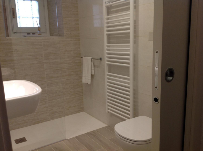 Bathroom 3, Diaz 18, Verona