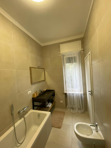 Bathroom 3, Angolo di isa, Varese