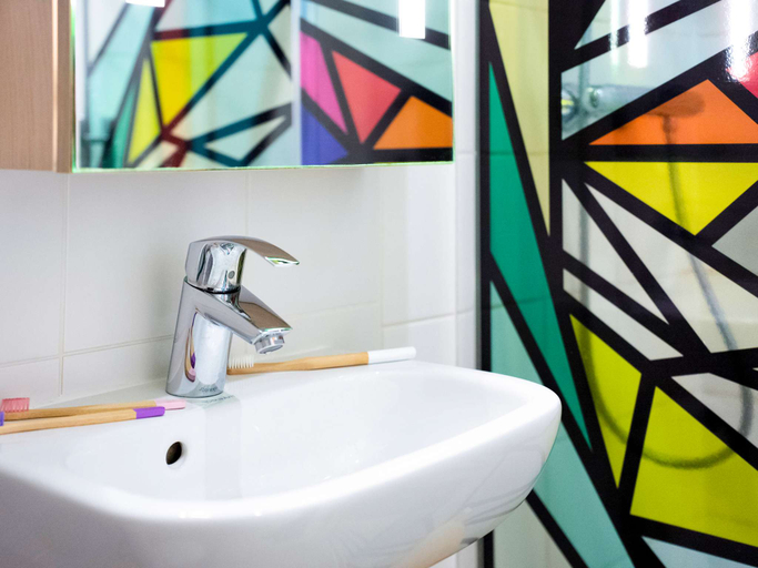 Bathroom 5, ibis Styles Paris Maine Montparnasse, Paris