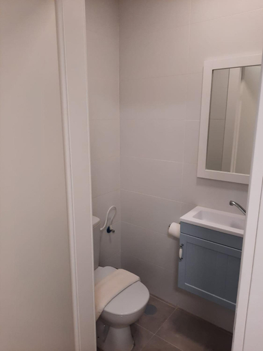 Bathroom 4, Dizengoff Inn