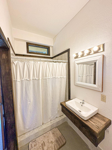 Bathroom 5, Bella's Backpackers Hostel