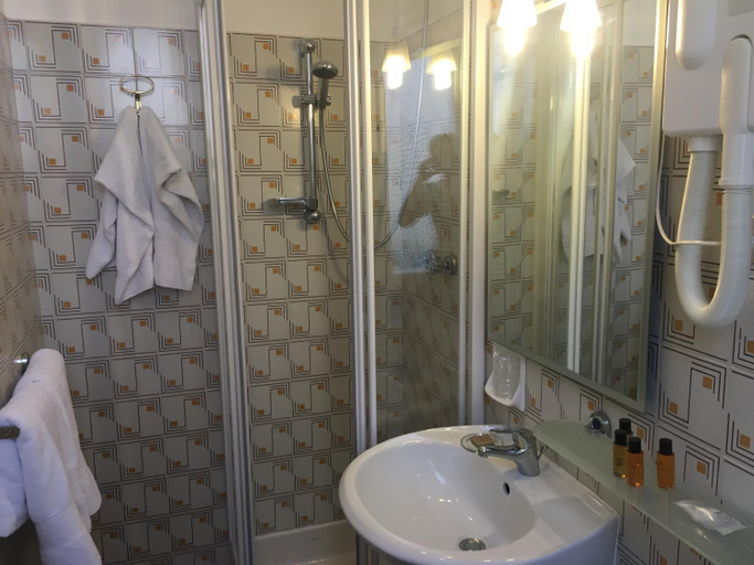 Bathroom 10