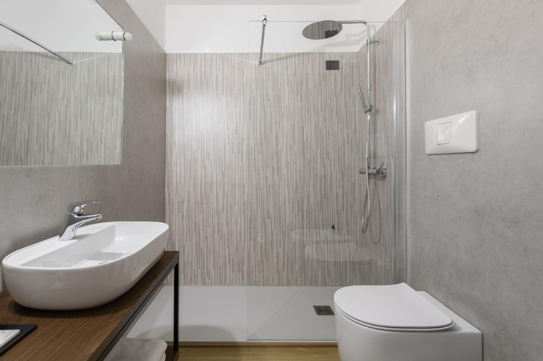 Bathroom 14