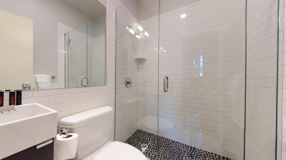 Bathroom 5, Charming Studio in Boston Brownstone, C. Ave #33, Boston
