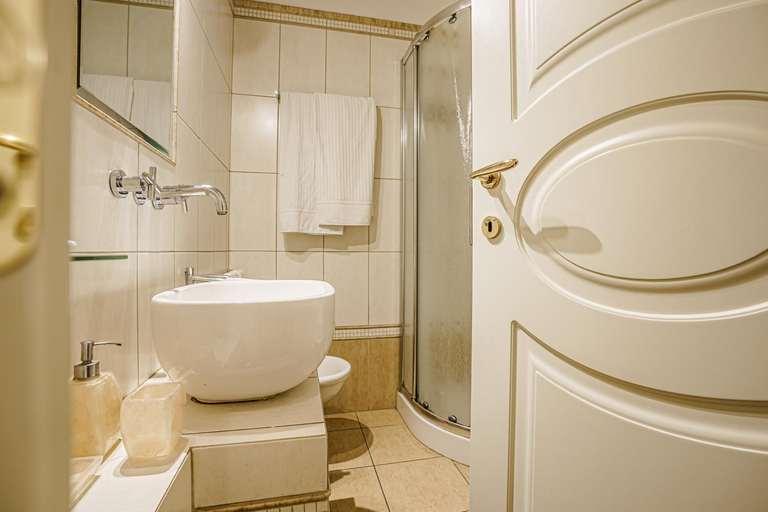 Bathroom 5, Casa Riz, Rome