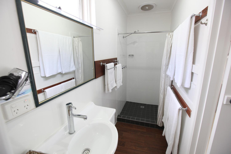 Bathroom 4, Mornington Motel, Melbourne