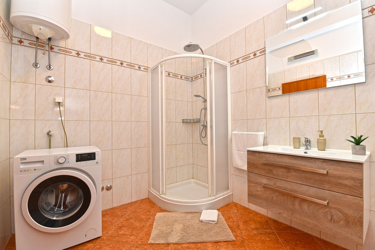 Bathroom 3, Apartments 2310, Vodnjan