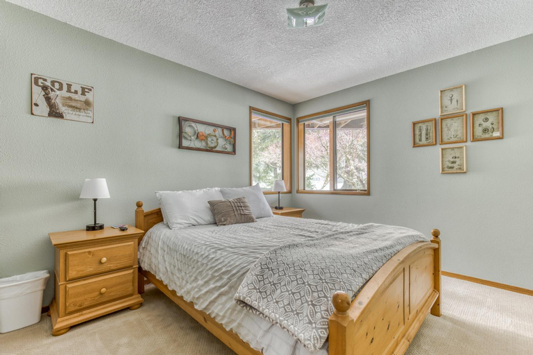The Golf Course Cabin, Clackamas
