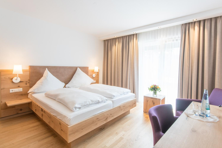 Bedroom 4, Hotel & Gasthaus Lowen, Emmendingen
