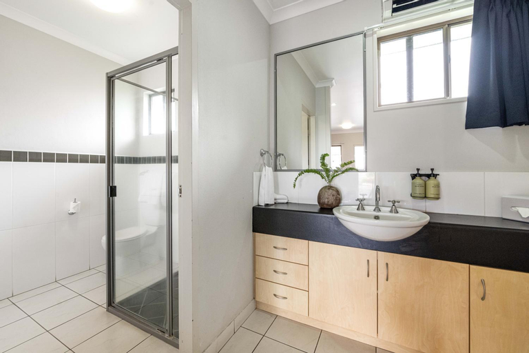 Bathroom 16