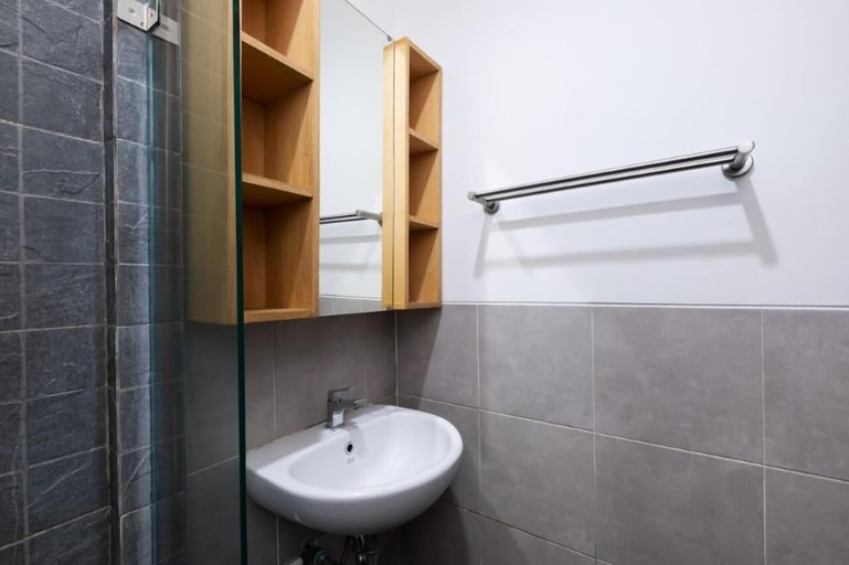 Bathroom 3, Zen Rooms Legacy Residence Syariah, South Jakarta