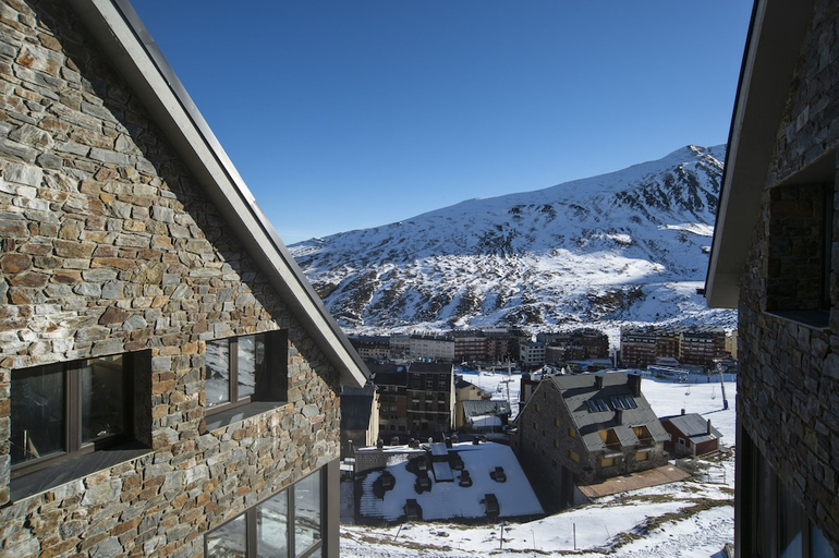 Exterior & Views 30