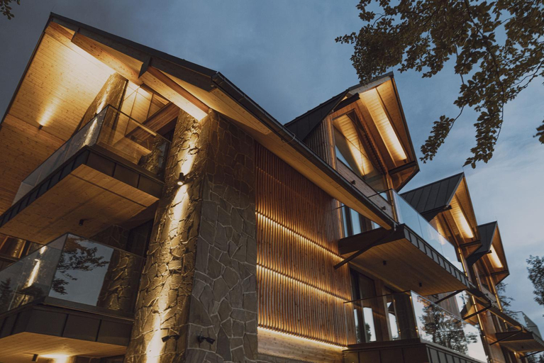Exterior & Views