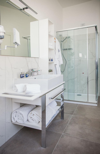 Bathroom 10
