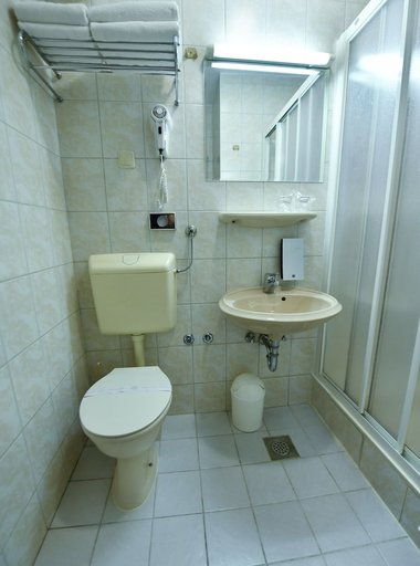 Bathroom 3, Hotel Alkar, Sinj
