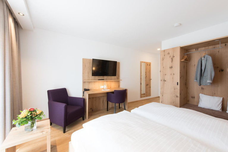Bedroom 2, Hotel & Gasthaus Lowen, Emmendingen