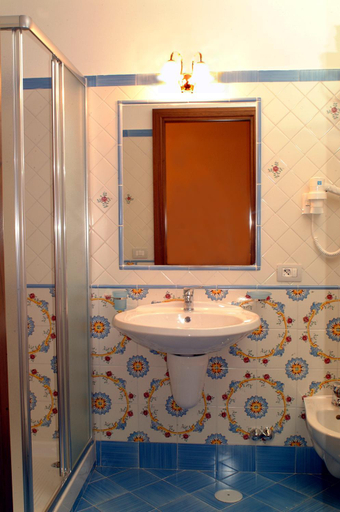 Bathroom 5, Il Roseto Resort, Napoli