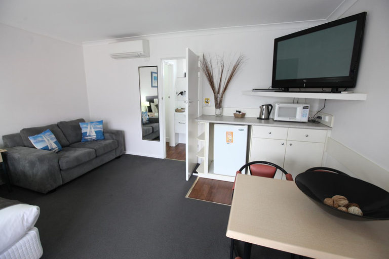 Others 5, Mornington Motel, Melbourne