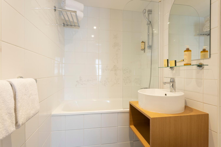 Bathroom 5, Hotel Joe M, Paris
