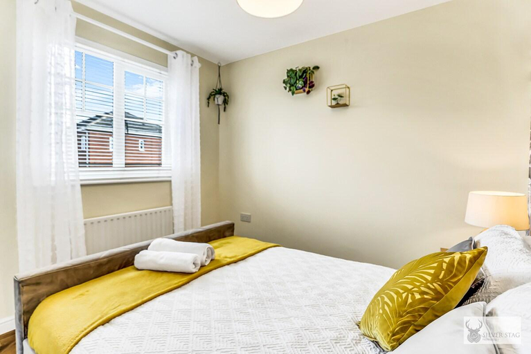 Others 3, Silver Stag Properties, Spacious 3 Story House, Leicestershire