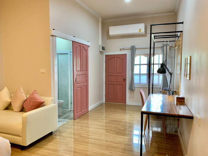 Others 5, Funwan Hotel, Li
