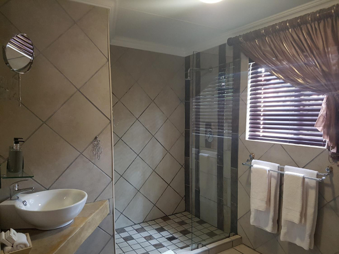 Bathroom 2, Chateau Vue Guesthouse, City of Tshwane