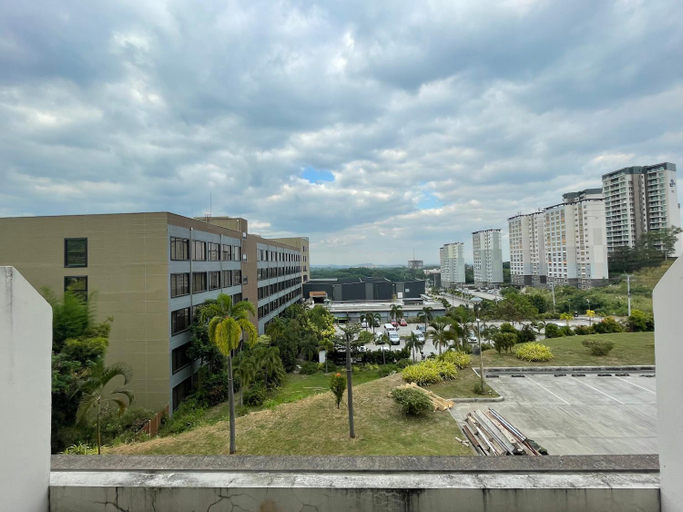 Others 3, Spacious Luxury Condo w/ kitchen beside Hilton Clark D’Heights, Mabalacat