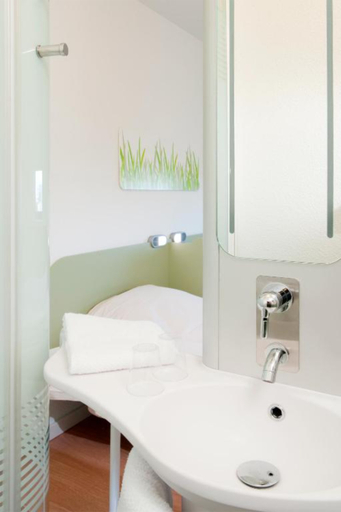 Bathroom 5, ibis budget Istres Trigance, Bouches-du-Rhône