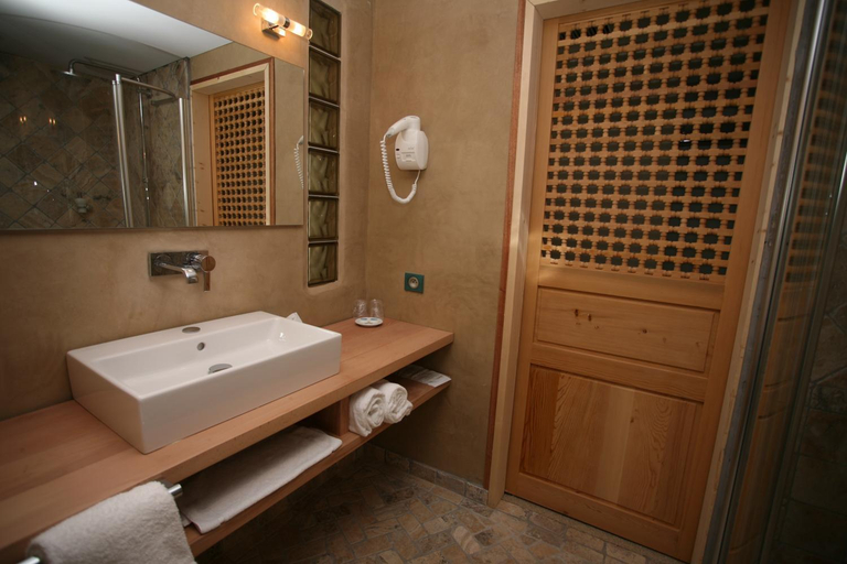 Bathroom 5, Campo Dell'Oro, Corse-du-Sud