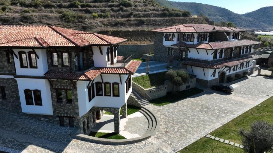 Exterior & Views