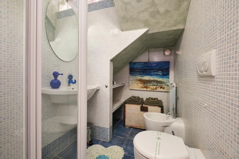 Bathroom 2, La Villetta, Cagliari