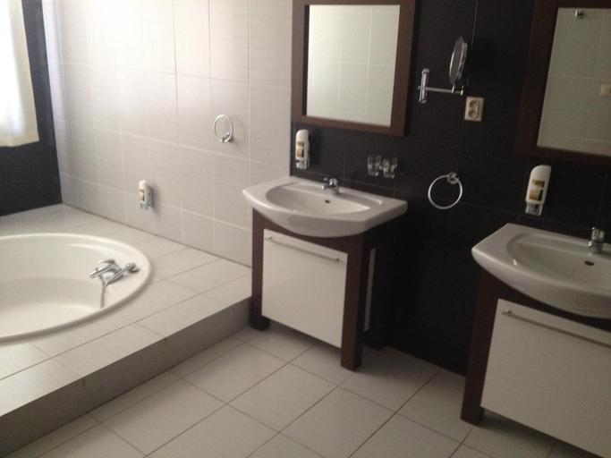 Bathroom 3, Garni Hotel Cosmopolitan, Senec