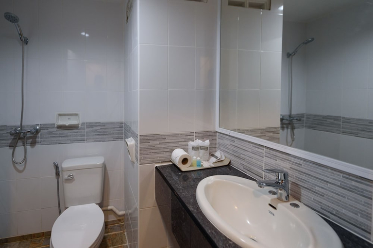 Bathroom 3, P 72 HOTEL BAR, Pattaya