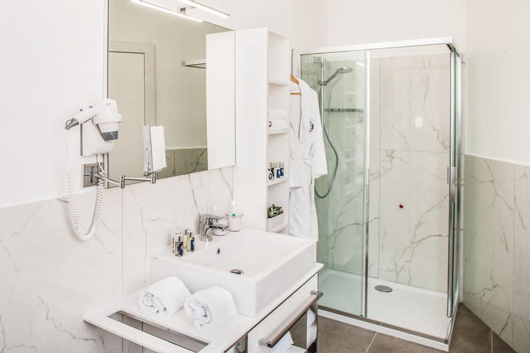 Bathroom 16