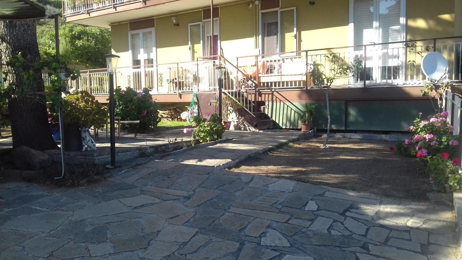 Exterior & Views 1, Appartamento con giardino privato, Imperia