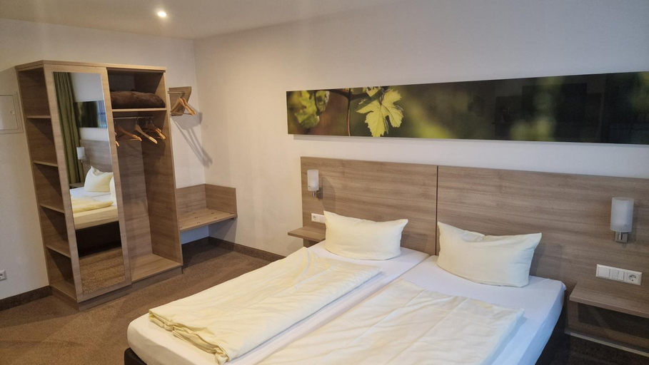 Bedroom 3, Schwarzer Adler - Hotel Garni, Neustadt an der Aisch-Bad Windsheim