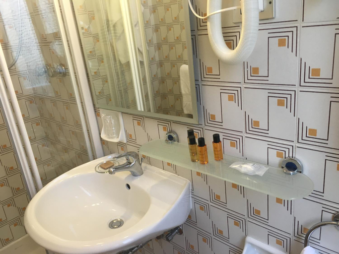 Bathroom 8
