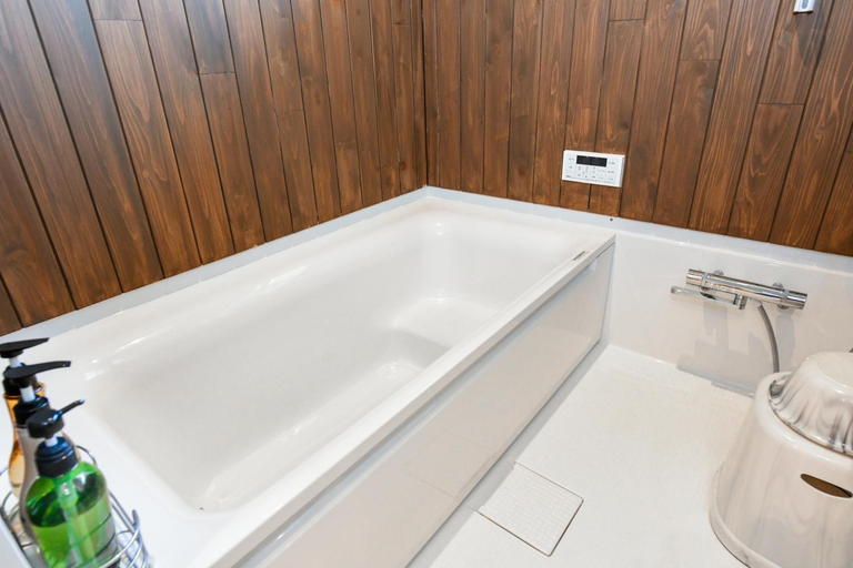 Bathroom 1, El Patio Ranch, Aso